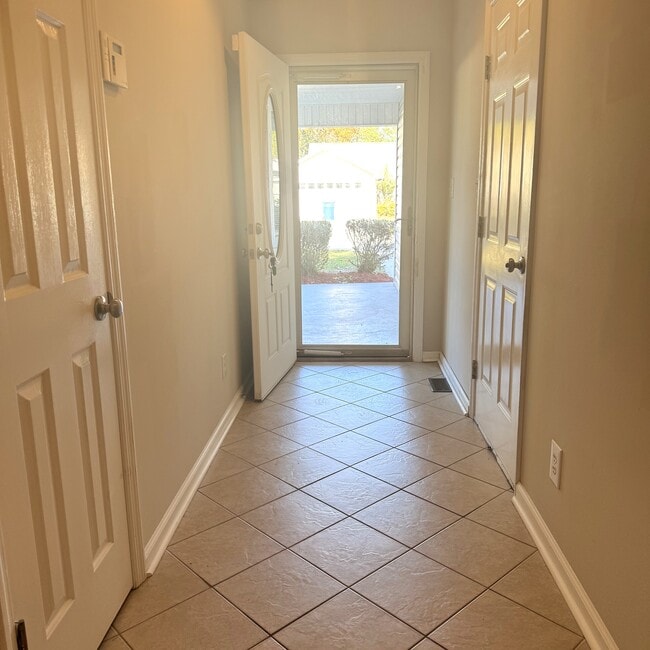 Building Photo - 961 Castlewood Dr