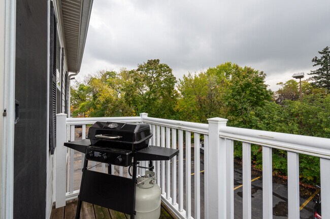 Building Photo - 532 Lake St