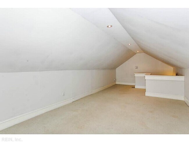 Building Photo - LARCHMONT