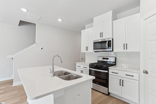 Building Photo - 7 Gramercy Wds Ln