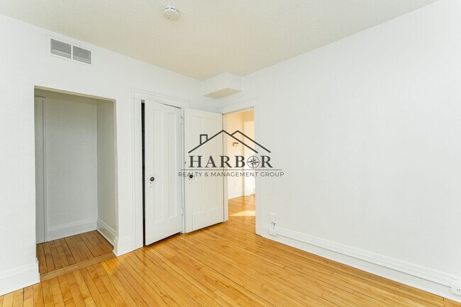 Building Photo - 917 N Broadway Ave