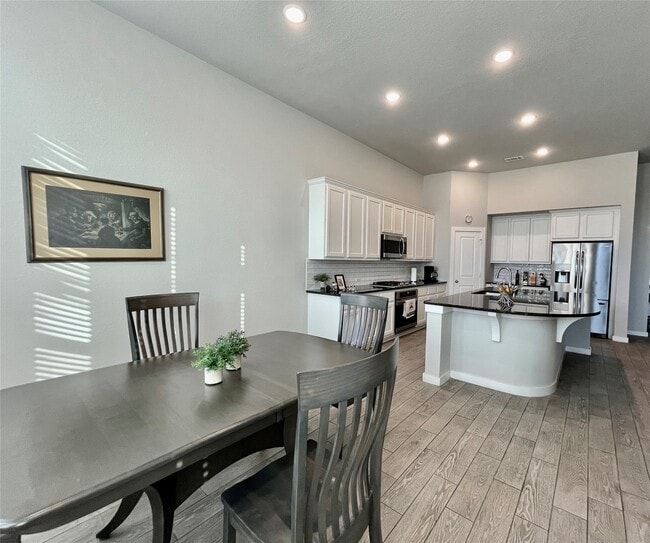 Building Photo - 4334 Hemlock Grove Ln