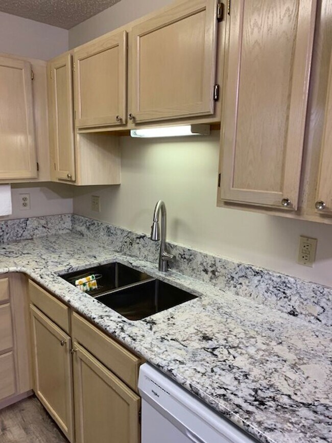 Building Photo - 119 Vixen Cir