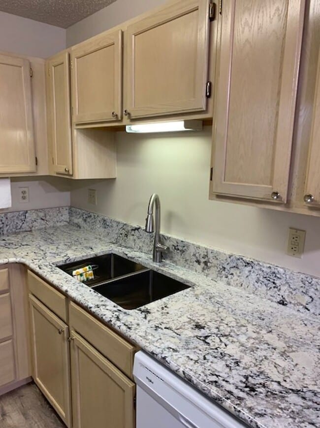 Building Photo - Renovated Nice Garden Level 2 bedroom 2 Bath Apartment near Branson Hills
