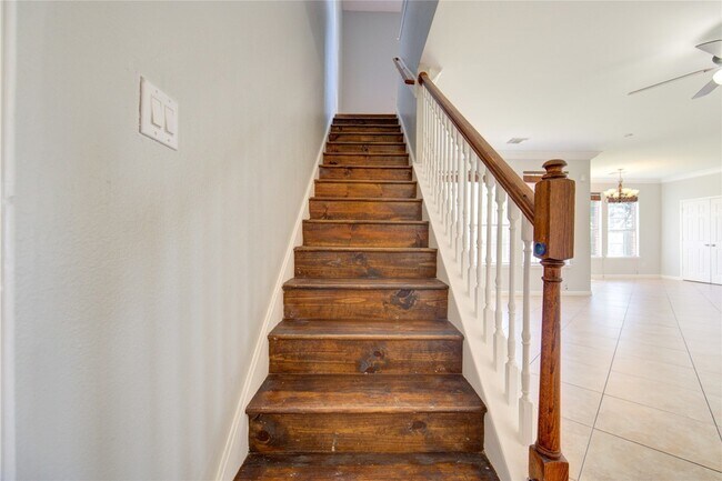 Building Photo - 5527 Gatesprings Ln