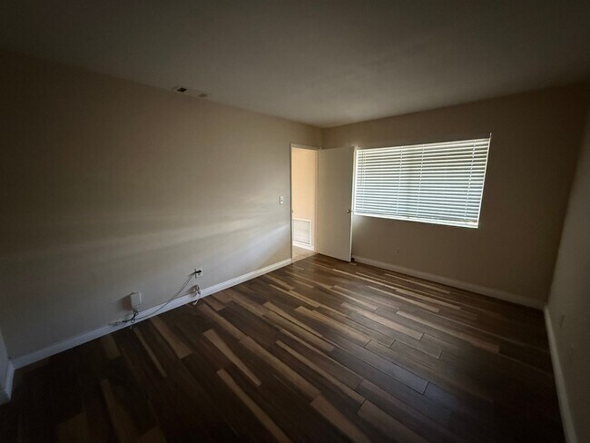 Building Photo - Duplex! 2 bedrooms 2 bathrooms