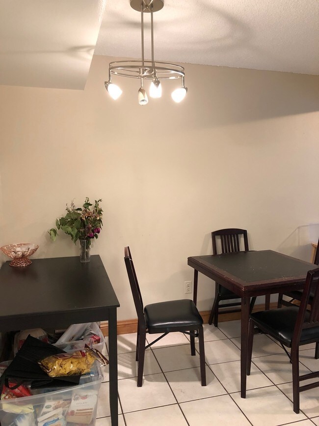Building Photo - 2BR/2BA, vaulted ceilings, pool, parking, W/D included, more! (SC308)