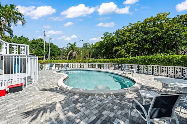 Building Photo - 640 NE 7th Ave