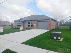 Building Photo - Newly constructed 3/2/1 in Sanger