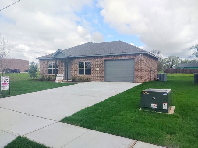Primary Photo - Newly constructed 3/2/1 in Sanger