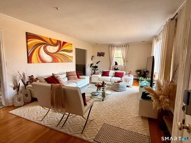 Building Photo - 12 Belaire Dr