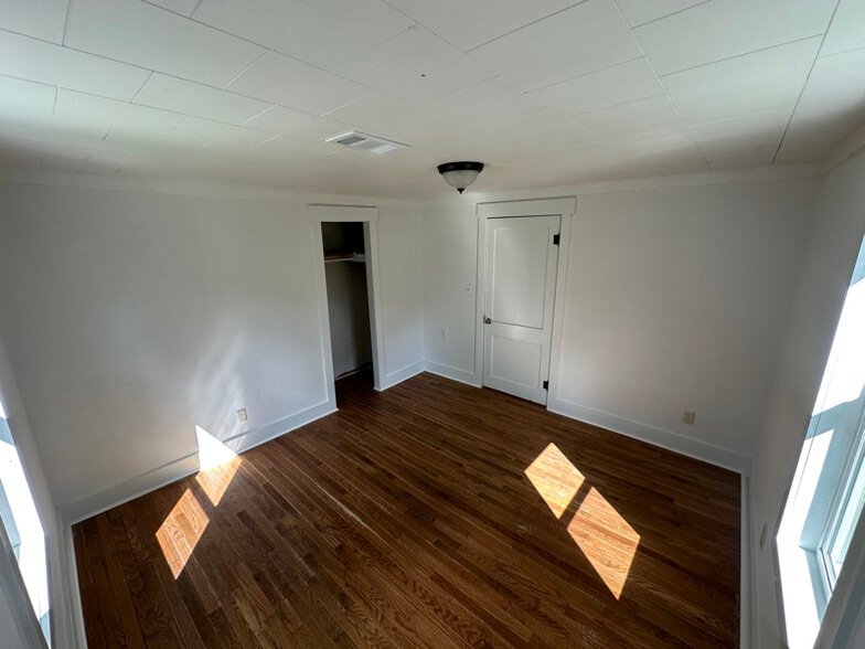 Building Photo - 204 S 11th St