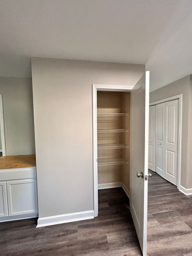 Building Photo - Large family rental available in Maple Hill