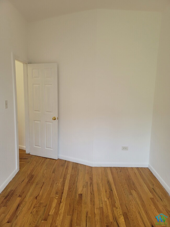 Building Photo - 681 Melrose Ave