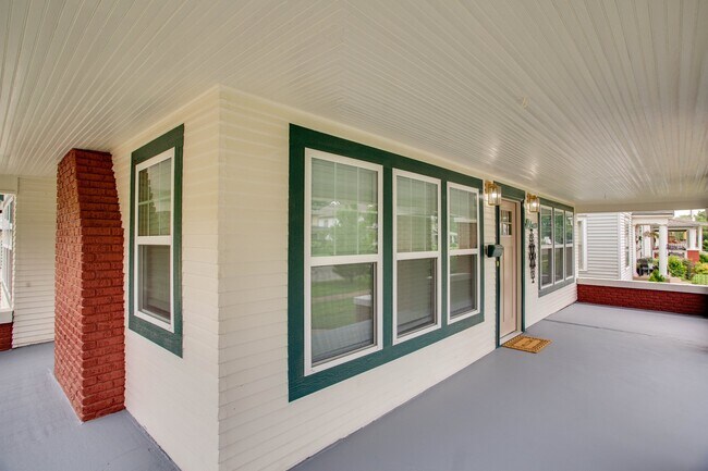 Building Photo - 1324 W Maine St