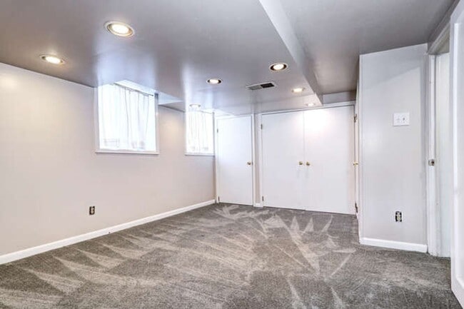 Building Photo - Beautiful 4 Bedroom 2 Bath Single Family H...