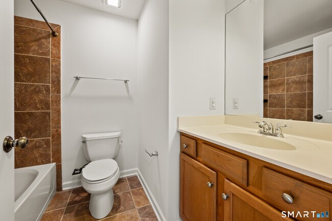Building Photo - 5 Rolling Hills Dr