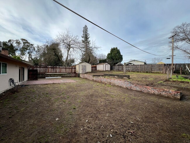 Building Photo - Gorgeous updated home with large side yard!