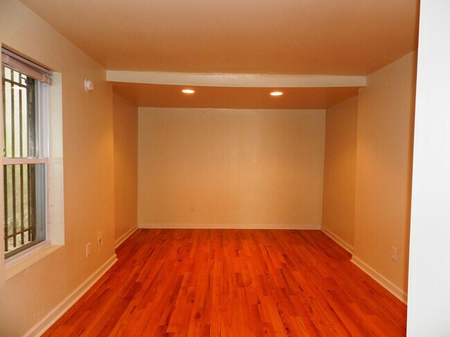 Building Photo - Beautiful 1 BR w/ in unit WASHER / DRYER a...