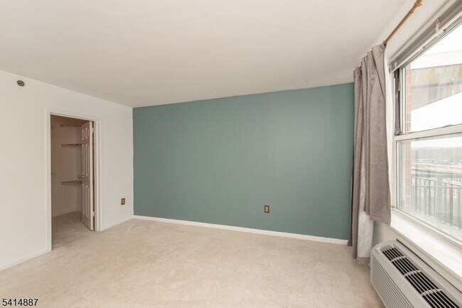 Building Photo - 300 Main St