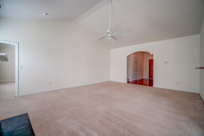 Building Photo - 4 BR/2 BA, 1 Car Garage, Charming Home in ...