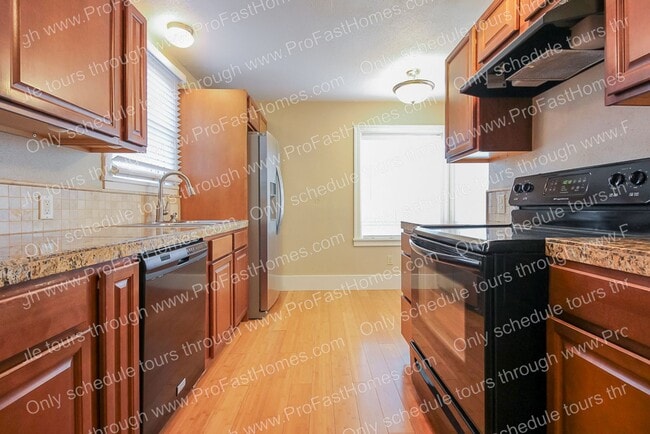 Building Photo - 520 6th St