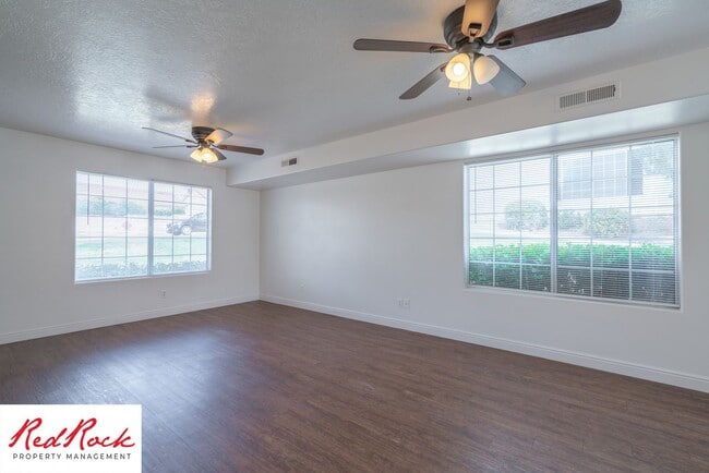 Building Photo - 2 Bedroom Townhome Available