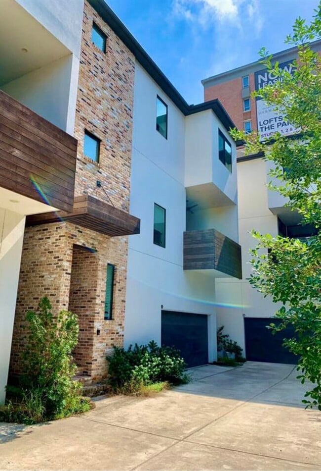 Building Photo - 2322 Camden Dr