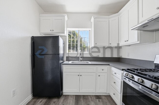 Building Photo - 1513 W 12th Pl