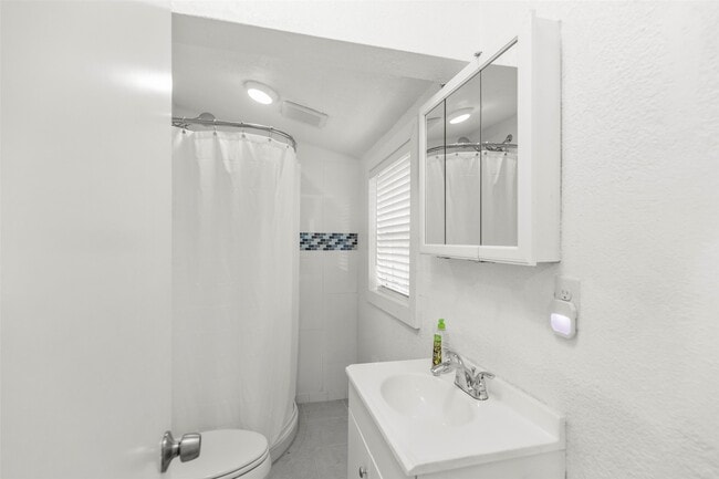 Building Photo - 5808 Community Dr