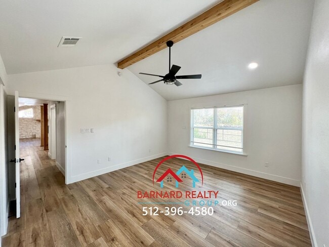 Building Photo - Country Living At It's Finest!