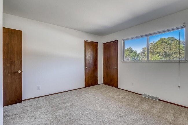 Building Photo - 40 N Lakewood Gardens Ln