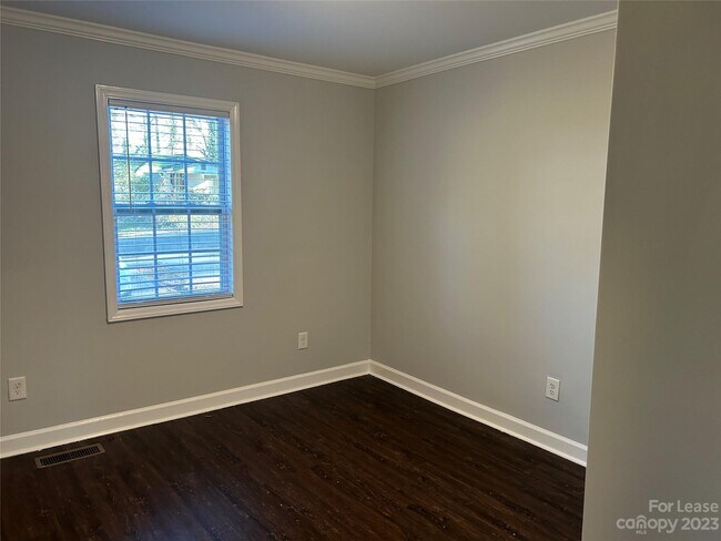 Building Photo - 2215 Kennesaw Dr