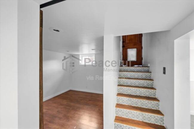 Building Photo - 662 E Redondo Ave