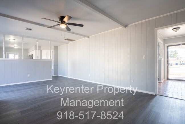 Building Photo - 4 Bedroom Home Available For Immediate Move In!!