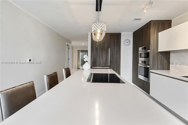 Building Photo - 851 NE 1st Ave