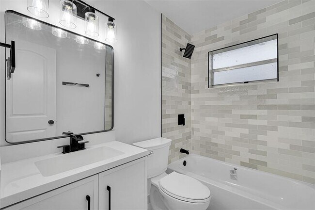Building Photo - 420 SW 27th Terrace