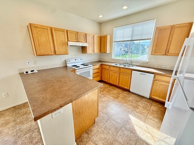 Building Photo - Tri-level in Park Meadows Subdivision- Wellington