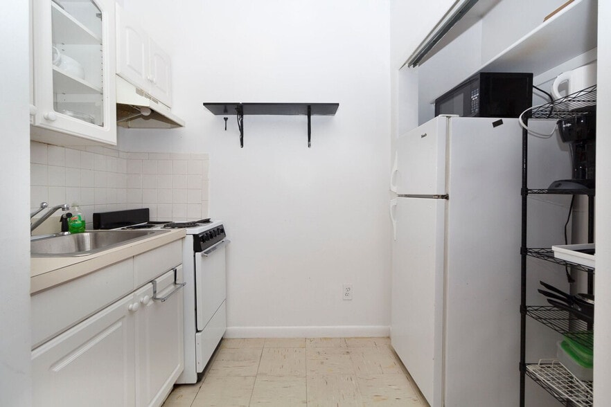 Building Photo - 215 B E 95th St