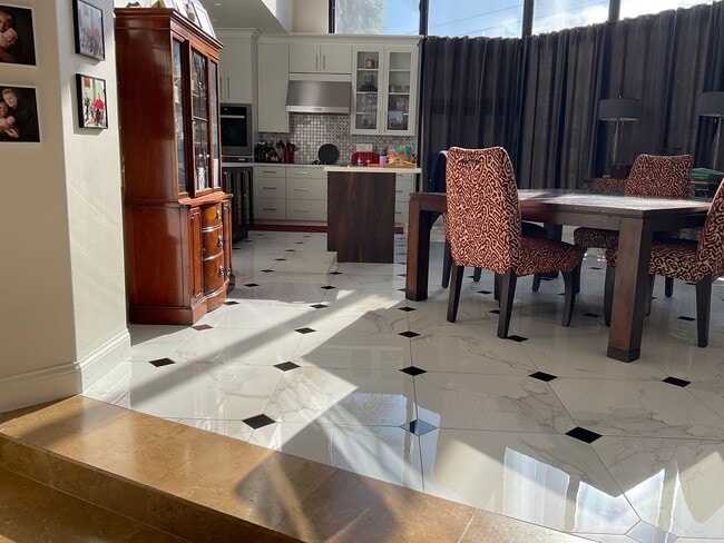 Building Photo - Spacious and Furnished 9 Bedroom House Near Cal State Fullerton