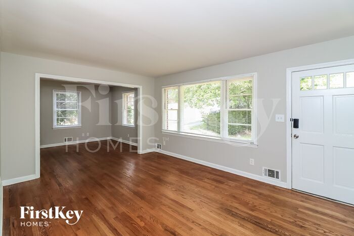 Building Photo - 102 Larose Cir SE