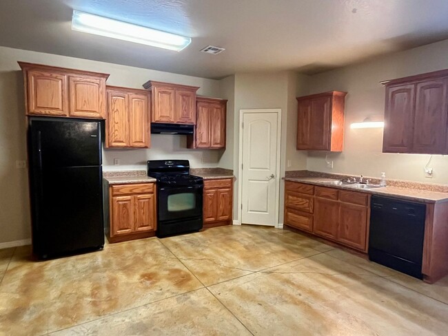 Building Photo - Spacious 2 bed 2 bath in the Plaza Distric...