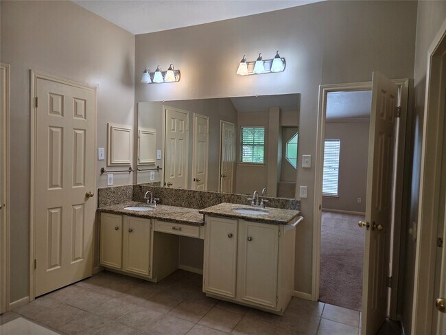 Building Photo - 231 Needleleaf Ln