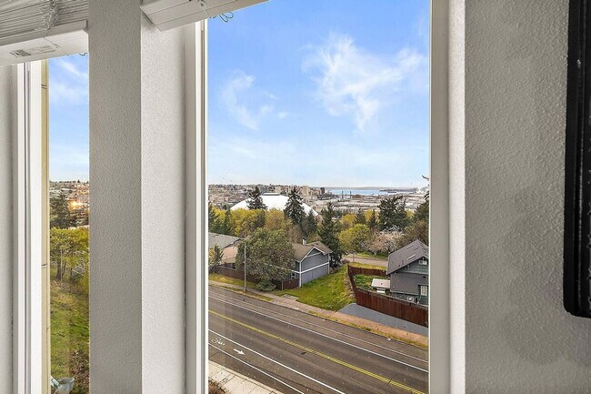 Building Photo - 704 E Wright Ave