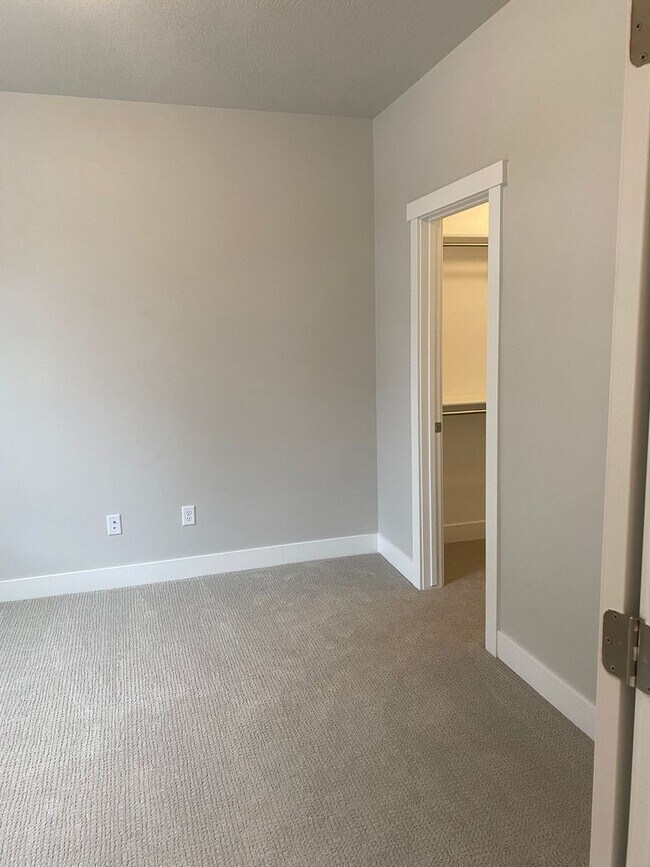 Building Photo - 2 WEEKS FREE - 4 Bed 3 Bath Townhome Available mid-July in American Fork!