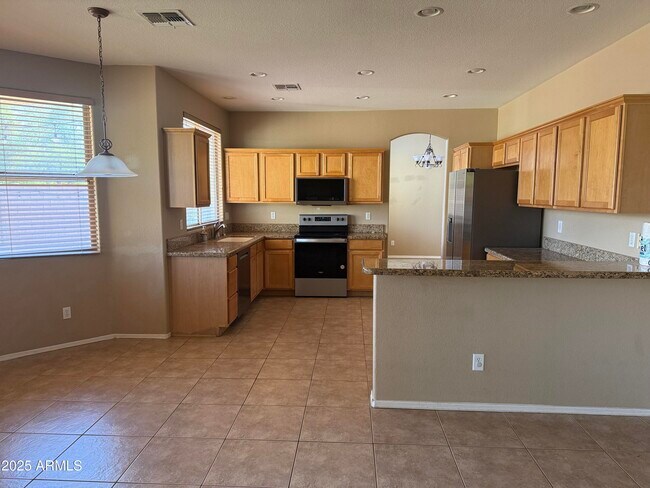 Building Photo - 1269 E Iris Dr