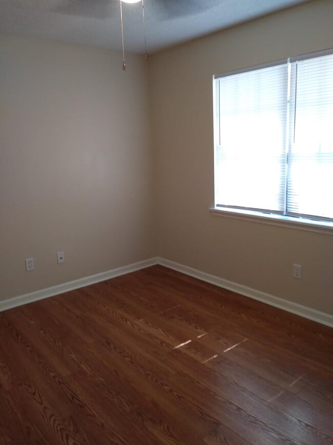 Building Photo - 1602 Carolwood Ct