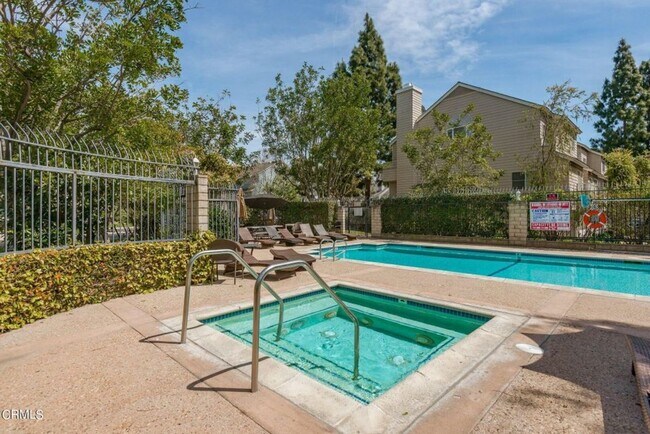Building Photo - 2 Bedroom + 2.5 Bathroom Townhome + Loft! | Weston Cape Regatta | Ventura | Unfurnished