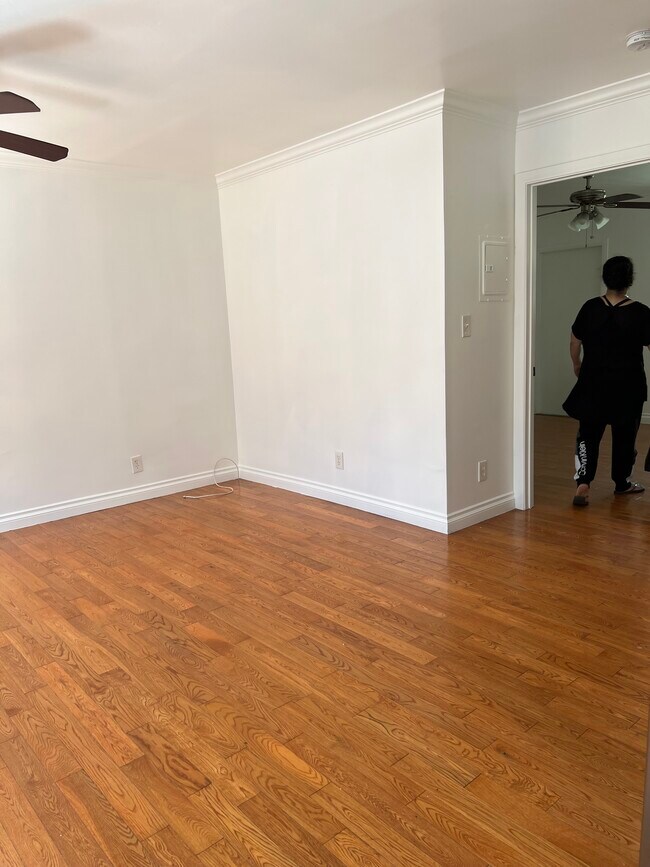 Building Photo - 940 N Serrano Ave