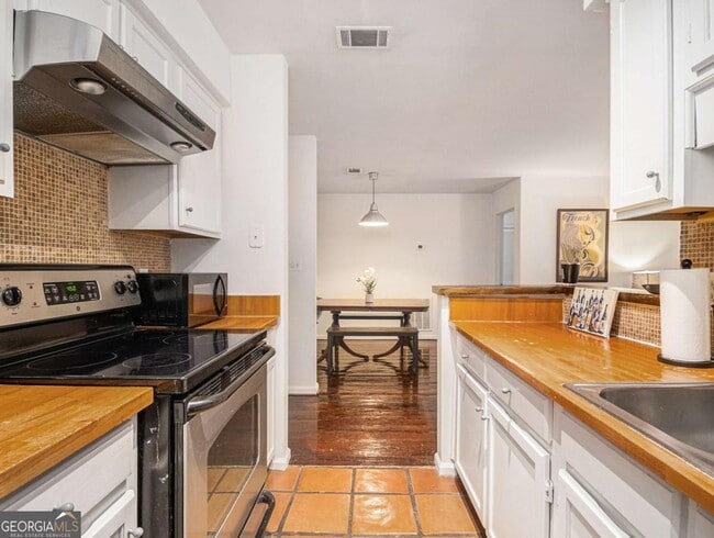 Building Photo - 3307 Pine Heights Dr NE